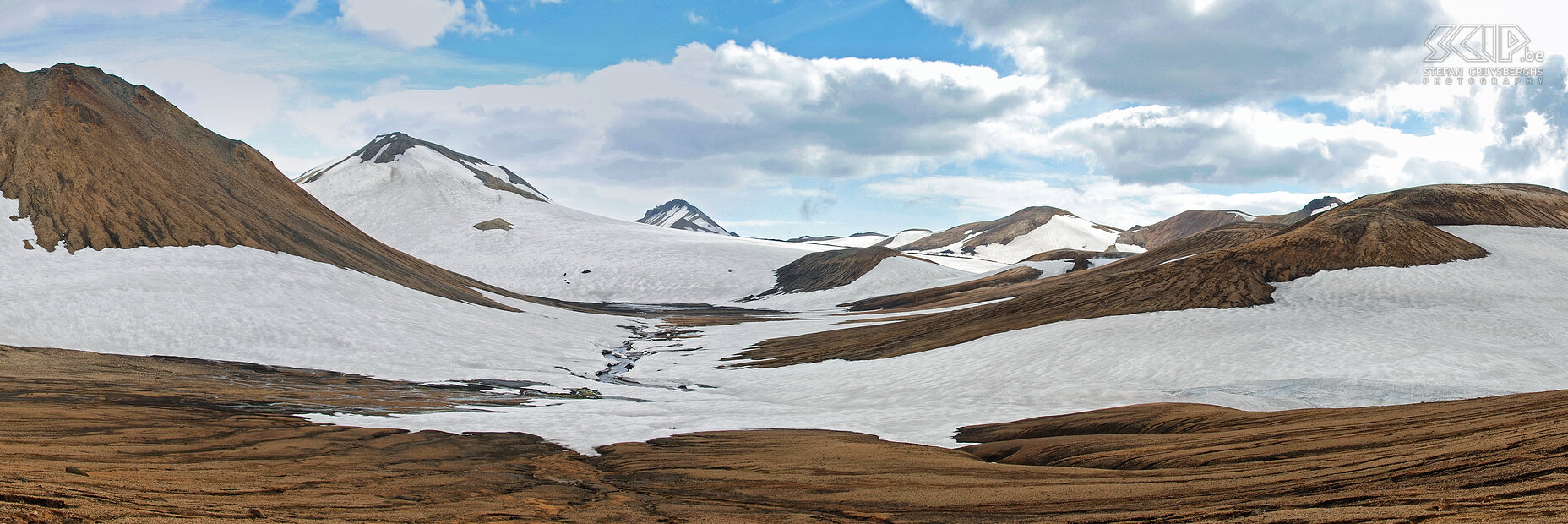 Naar Álftavatn Op dag 2 trekken we vanuit Hrafntinnusker (1120 m) naar de Álftavatn hut nabij dit gelijknamige meer.  Stefan Cruysberghs